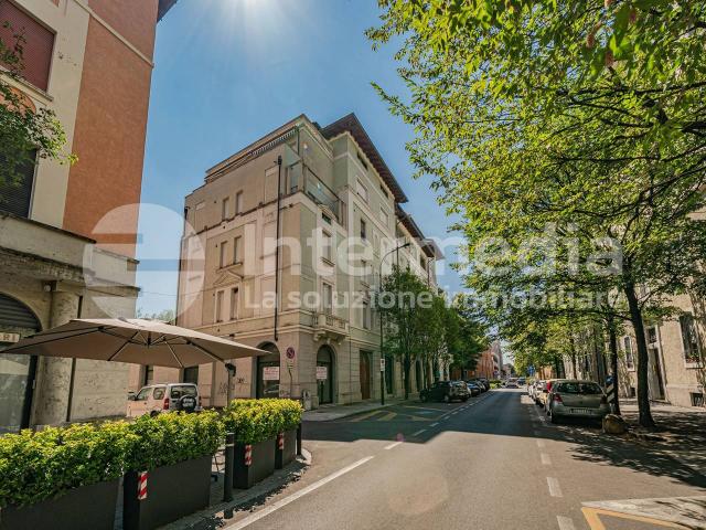 Palazzina commerciale in vendita a Brescia