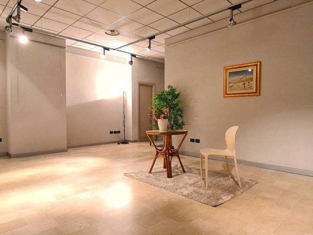Palazzina commerciale in vendita a Brescia
