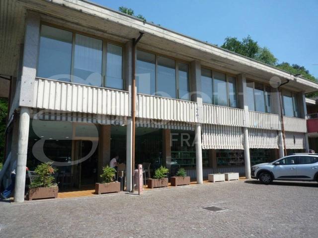 Palazzina commerciale in vendita a Cadrezzate con Osmate