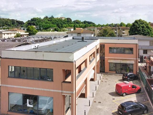 Palazzina commerciale in vendita a Calcinaia