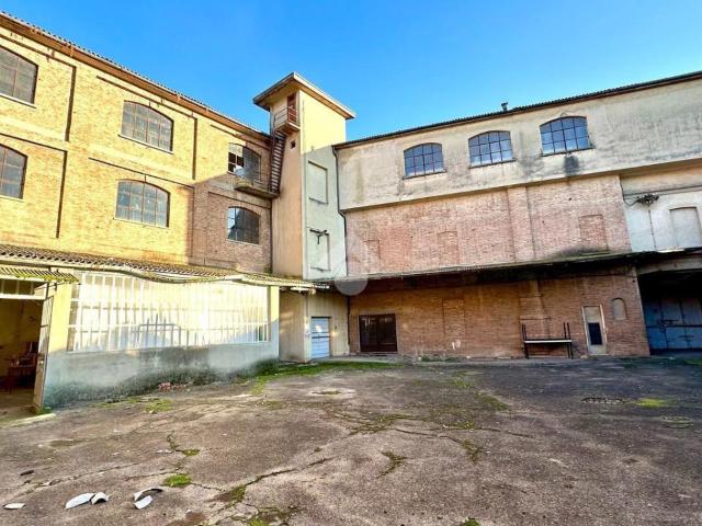 Palazzina commerciale in vendita a Castelnuovo Scrivia