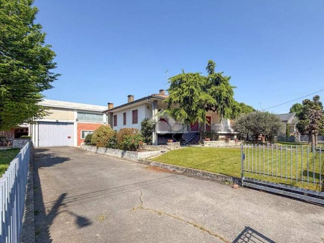 Palazzina commerciale in vendita a Castelvetro Piacentino