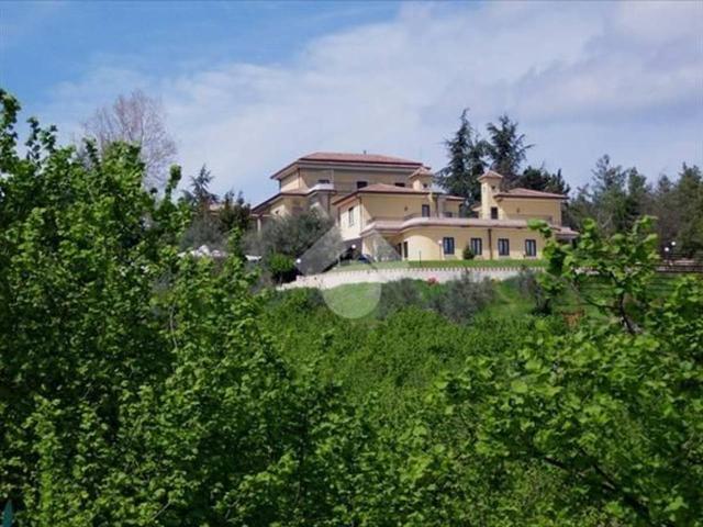 Palazzina commerciale in vendita a Capriglia Irpina