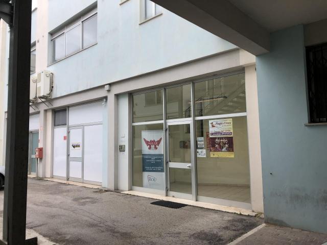 Palazzina commerciale in vendita a Civitanova Marche