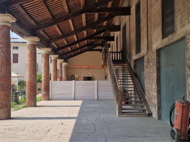 Palazzina commerciale in vendita a Creazzo