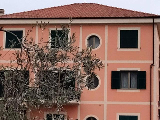 Palazzina commerciale in vendita a Diano Marina