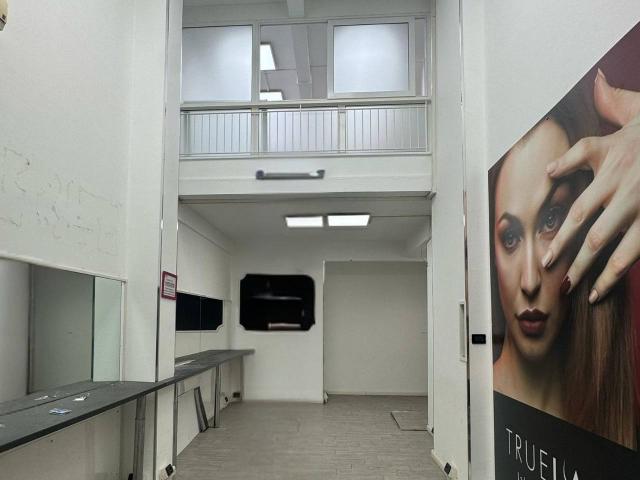 Palazzina commerciale in vendita a Genova