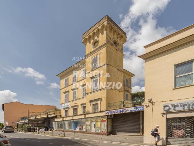Palazzina commerciale in vendita a Grottaferrata