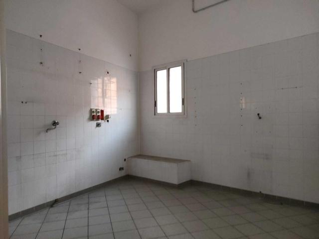 Palazzina commerciale in vendita a Imperia