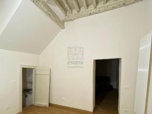 Palazzina commerciale in vendita a Lucca