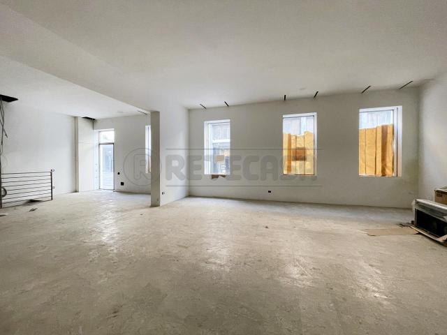 Palazzina commerciale in vendita a Padova