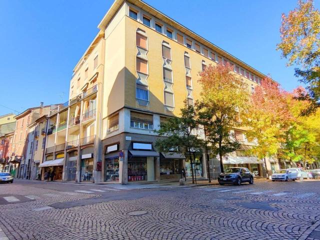 Palazzina commerciale in vendita a Piacenza