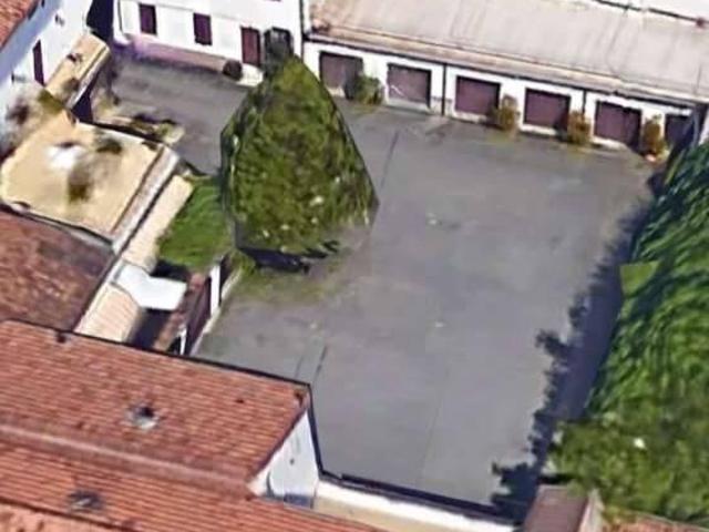 Palazzina commerciale in vendita a Piacenza
