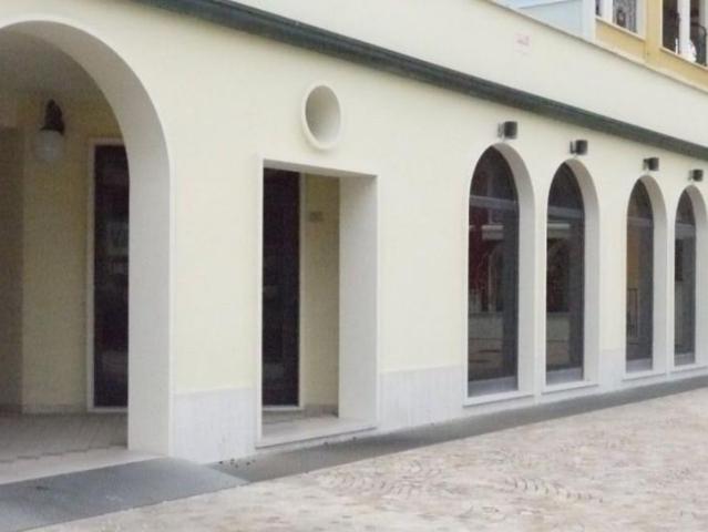 Palazzina commerciale in vendita a Porto Recanati