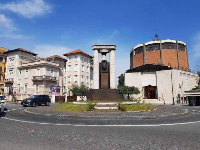 Palazzina commerciale in vendita a Roma