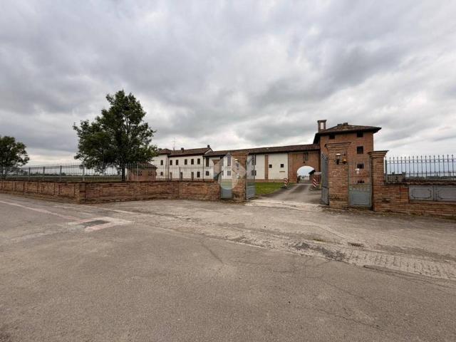 Palazzina commerciale in vendita a Sale