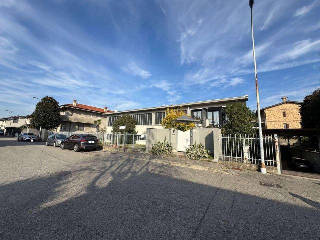 Palazzina commerciale in vendita a Seregno