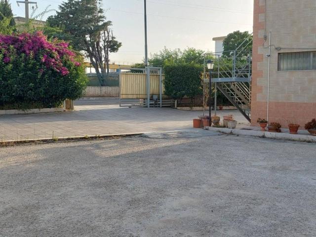 Palazzina commerciale in vendita a Trani