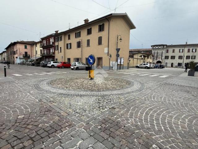 Palazzina commerciale in vendita a Urago D'Oglio