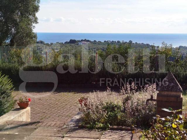 Palazzina commerciale in vendita a Vieste
