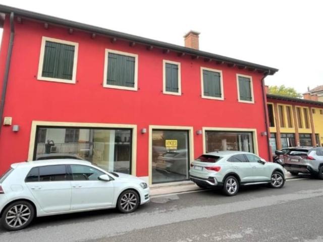 Palazzina commerciale in vendita a Villafranca Di Verona