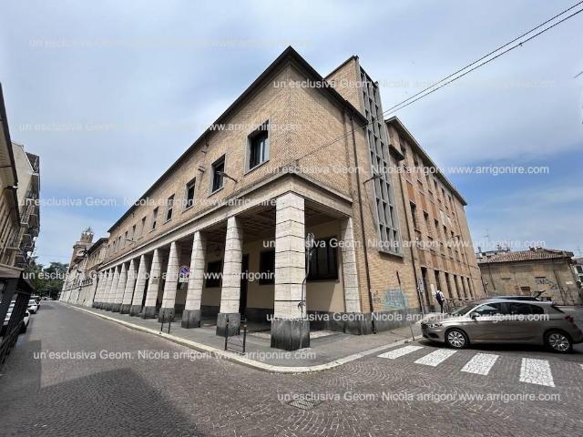 Palazzina commerciale in vendita a Voghera