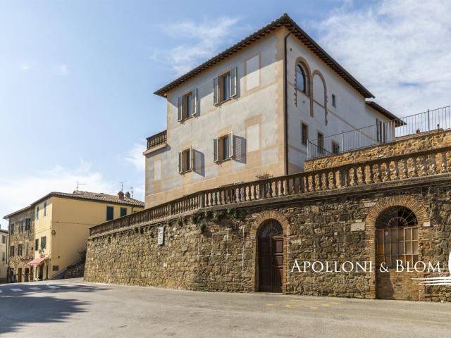 Palazzo del 1500 in centro città con vista, corte e garage. 380m² Montalcino
