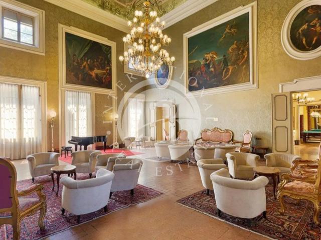 Palazzo di 1500 m² in vendita Reggio Emilia, Emilia Romagna