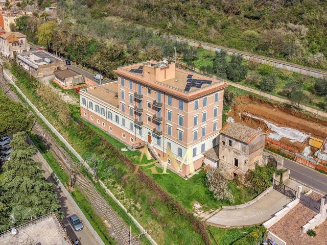 Palazzo di 2000 m² in vendita Tivoli, Lazio