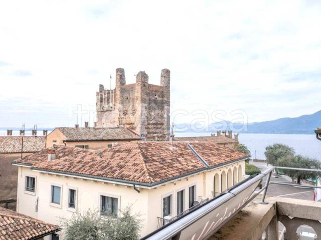 Palazzo in vendita a Torri del Benaco via Fratelli Lavanda