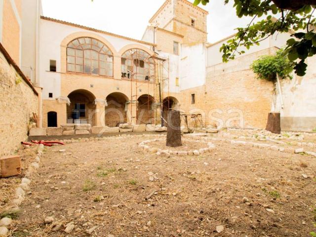 Palazzo in vendita a Troia via Regina Margherita