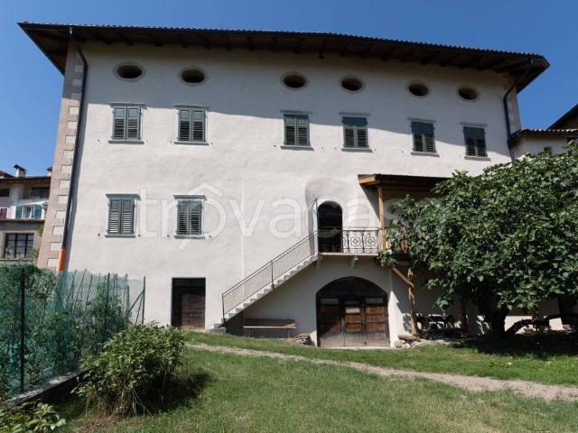 Palazzo in vendita a Ville d'Anaunia via Alcide De Gasperi