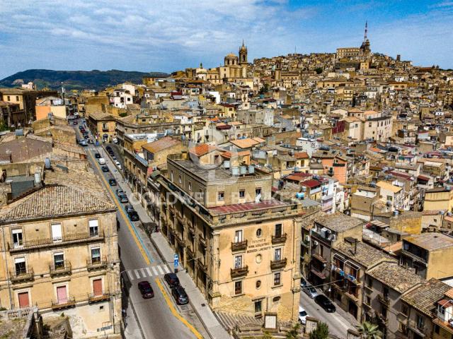 Palazzo in vendita a Caltagirone