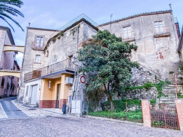 Palazzo in vendita a Ceppaloni