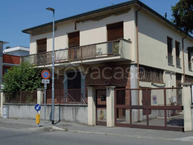 Palazzo in vendita a Desio