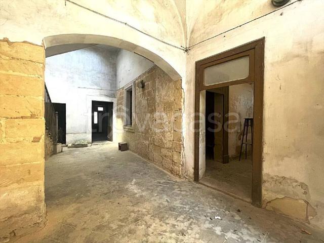 Palazzo in vendita a Lizzanello