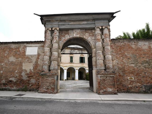 PALAZZO in VENDITA a MILZANO di 12 vani