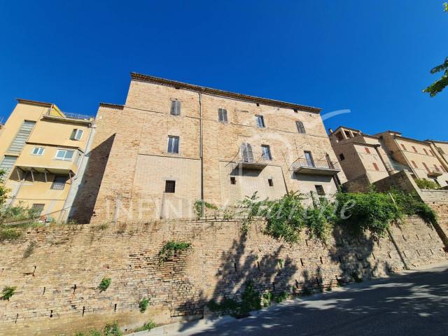 Palazzo in vendita a Morrovalle 1000m² Morrovalle