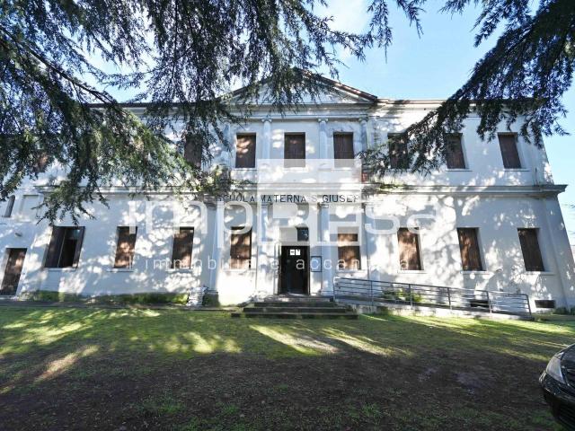 Palazzo in vendita a Paese