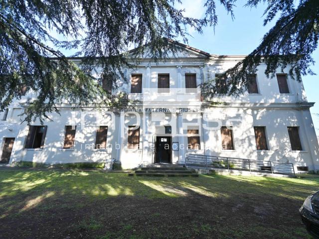 Palazzo in vendita a Paese, Centro