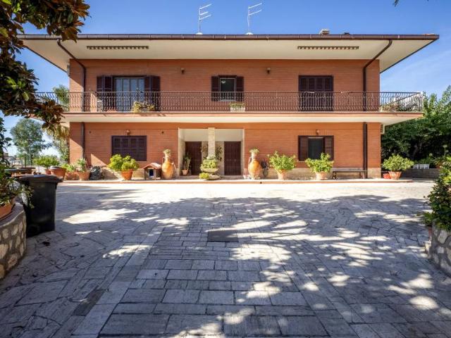 Palazzo in vendita a Roma, Magliana