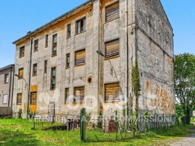 Palazzo / Stabile di 800 m con più di 5 locali in vendita a Cadorago