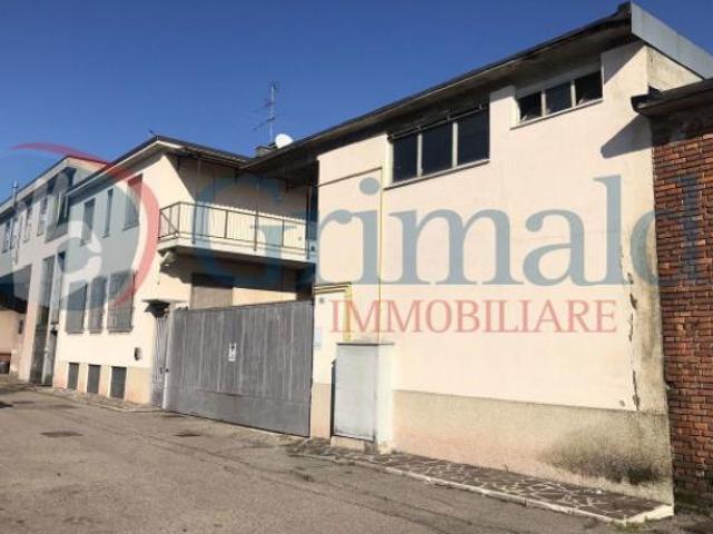Palazzo / Stabile di 1700 m in vendita a Opera