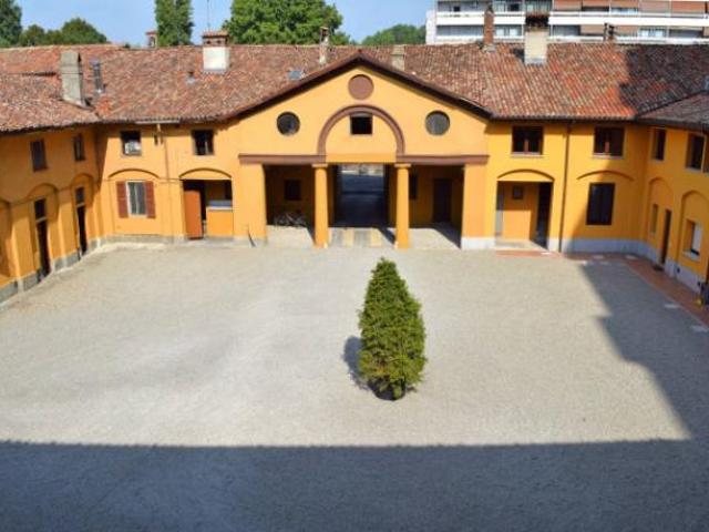 Palazzo / Stabile di 2150 m in vendita a Trezzano sul Naviglio