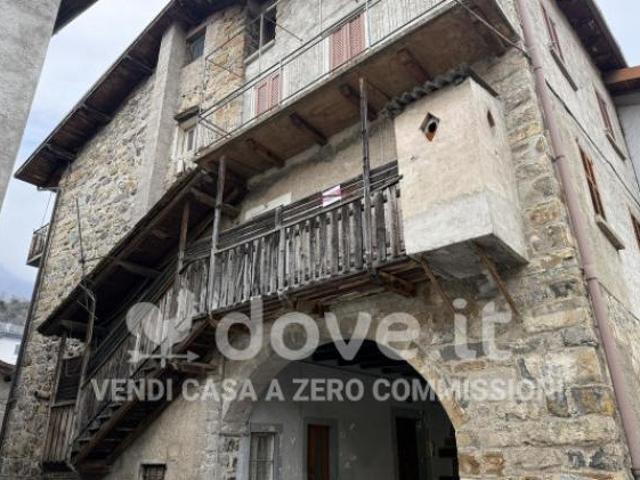 Palazzo / Stabile di 220 m con più di 5 locali in vendita a San Giovanni Bianco