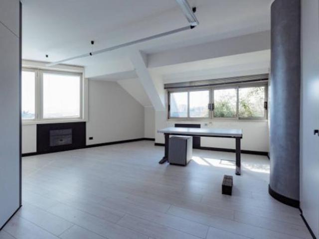 Palazzo / Stabile di 3100 m con più di 5 locali in vendita a Brescia