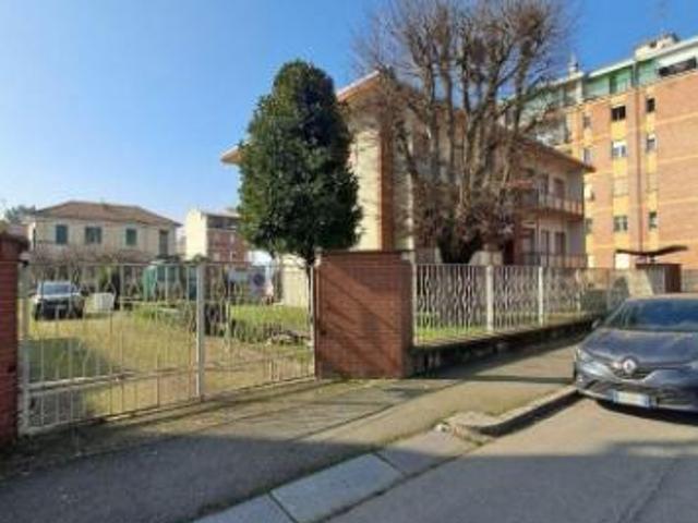 Palazzo / Stabile di 581 m con più di 5 locali in vendita a Alessandria