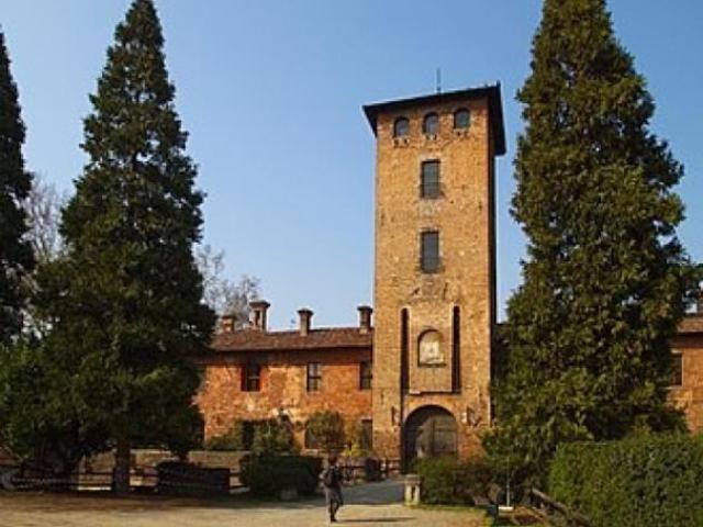 Palazzo / Stabile di 704 m con più di 5 locali in vendita a Peschiera Borromeo