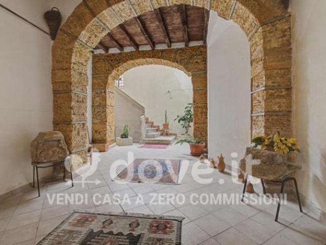 Palazzo / Stabile di 800 m con più di 5 locali in vendita a Palermo [rif. DV 12379 2]
