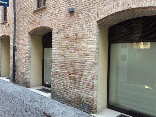 Palazzo / Stabile in affitto a Fano PU